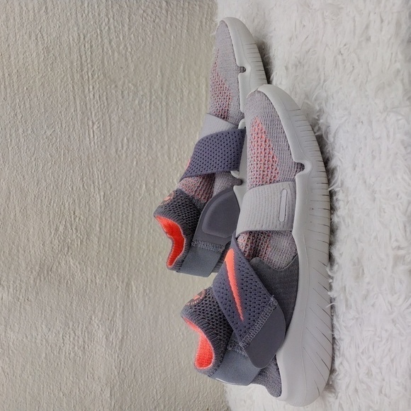 Nike Free RN Motion Flyknit 2018 Grey Crimson Pulse Fabric Upper Pull On Sneaker - Picture 4 of 16